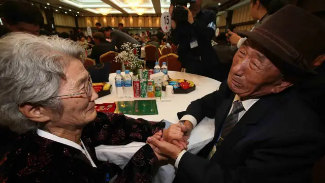 جنوبی کوریا سے کم بوک ریک (Kim Bock-Rack) شمالی کوریا کی رہائش گاہ میں اپنی بہن کم جین شیک ( Kim Jeon-Soon) سے 60 سال بچھڑنے کے بعد مل رہے ہیں۔ 