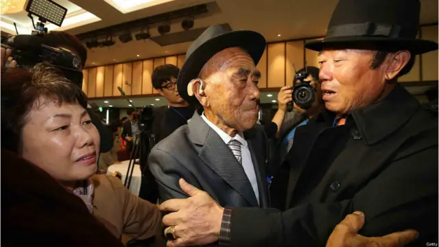 شمالی کوریا سے او ان سی (Oh In-Se) جنوبی کوریا میں رہنے والے اپنے بیٹے او جانی کیو (Oh Jang-kyun) سے 60 سال بعد پہلی مرتبہ مل رہے ہیں۔ 