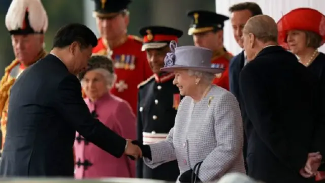 الملكة ودوق ادنبره يرحبان بشي لدى وصوله على عربة تجرها الجياد