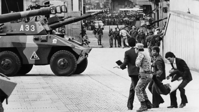 Los guerrilleros tomaron como rehenes a más de 300 personas entre magistrados, empleados y visitantes. Su objetivo era hacer un "juicio político" al entonces presidente colombiano, Belisario Betancur.