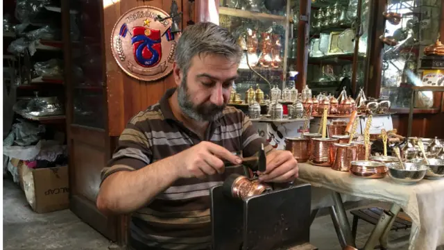 Bakırcılar Çarşısı esnafından Bülent Doymaz, her zaman oy verdiği CHP kararından vazgeçmiyor. Fakat partiyi güçlü muhalafet yapmamakla eleştiriyor.