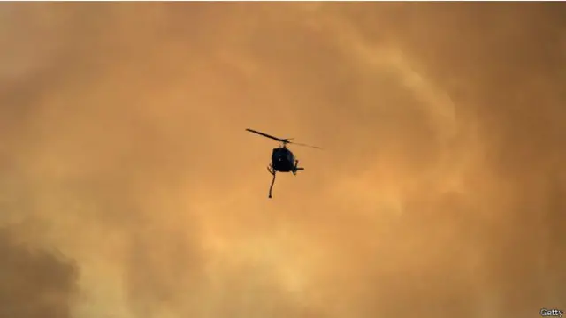 شمالی کیلی فورنیا کے جنگلات میں لگنے والی شدید آگ کو بجھانے کے موقعے پرآگ بجھانے والے عملے کو اپنے ہیلی کاپٹر ڈرون پروازوں کے باعث واپس اتارنے پڑے تھے