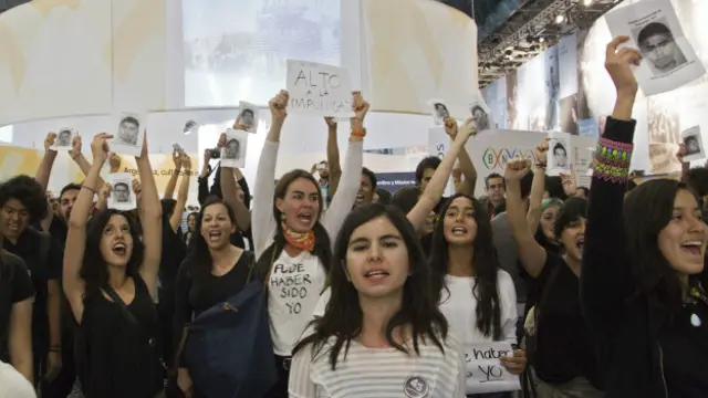 Jóvenes protestan durante la Feria del Libro de Guadalajara, en México.