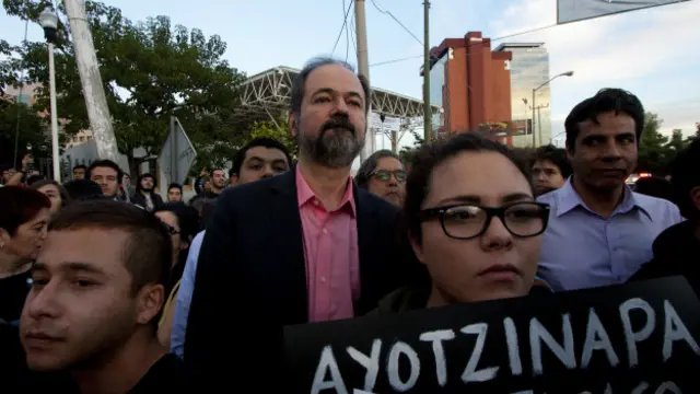 El mexicano Juan Villoro durante una marcha en favor de los jóvenes desaparecidos en Ayotzinapa.