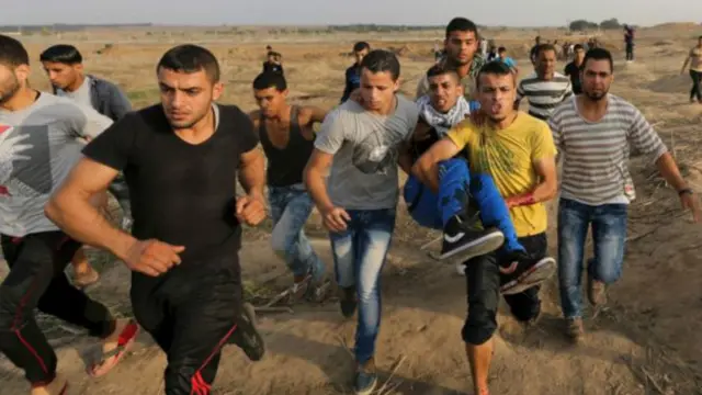 به گفته مددیاران پزشکی، یک مرد فلسطینی در جریان درگیری ها با سربازان اسرائیلی در نزدیکی حصار مرزی غزه کشته شد