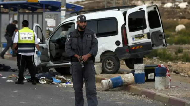 یک فلسطینی اتومبیلش را در کرانه غربی به گروهی از اسرائیلی ها کوبید