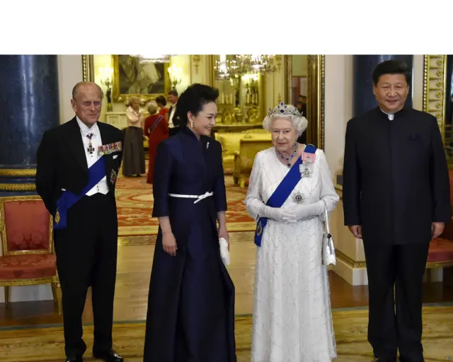 ملکہ برطانیہ نے منگل کو چین کے صدر شی جن پنگ اور ان کی اہلیہ کا اپنے محل میں شاندار استمبال کیا 