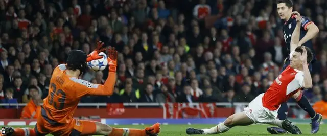 Cech vào sân lần đầu tiên trong mùa Champions League năm nay.