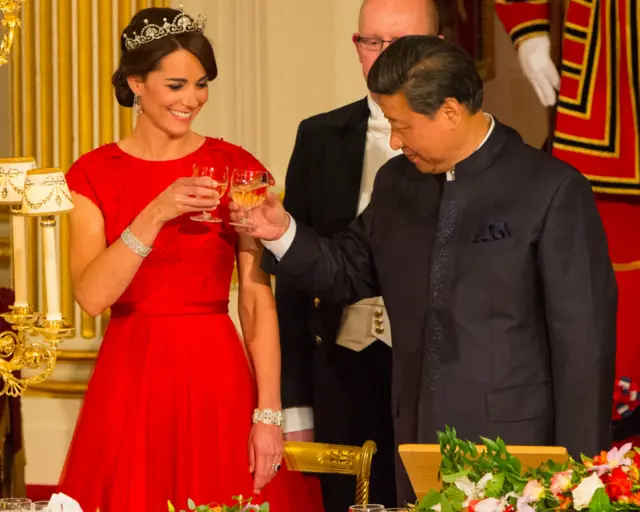 凯特王妃（左）与习近平在国宴上碰杯（20/10/2015）
