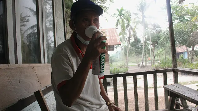 Yonson, warga Desa Kereng Bangkirai, Kota Palangka Raya, menggunakan oksigen pertama kali dari #sedekahoksigen.