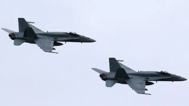 ගැටුම් පවතින සිරියානු ඉරාක කලාපය තුළ 2016 වසරේ මාර්තු මාසය වන තෙක් යොදවා තිබූ CF-18 වර්ගයේ කැනේඩියානු ප්‍රහාරක ජෙට් යානා නැවත ගෙන්වා ගන්නා බව ට්රූඩෝ විසින් ලබා දුන් එක් මැතිවරණ පොරොන්දුවක්