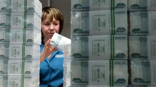 Работница Гознака с новыми купюрами