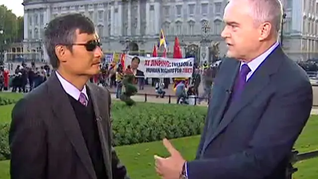 BBC phỏng vấn nhà đấu tranh Trần Quang Thành trước Điện Buckingham