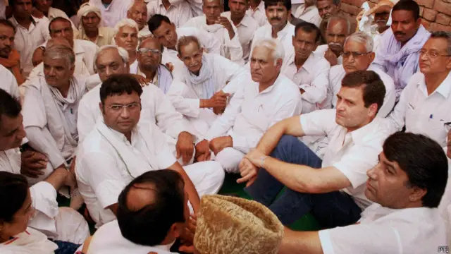 कांग्रेस उपाध्यक्ष राहुल गांधी भी पीड़ित दलित परिवार से मिलने गए