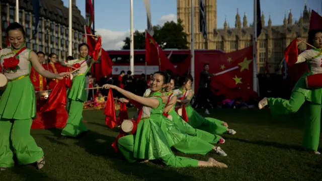 Танцовщицы у Биг-Бена