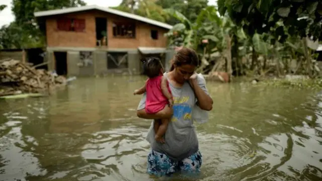 عشرات الآلاف لا يزالون في مراكز إيواء بعد دمار مساكنهم