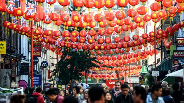 چینی صدر کے دورے کے موقعے پر لندن میں چائنا ٹاؤن کو خوبصورتی سے سجایا گیا ہے۔