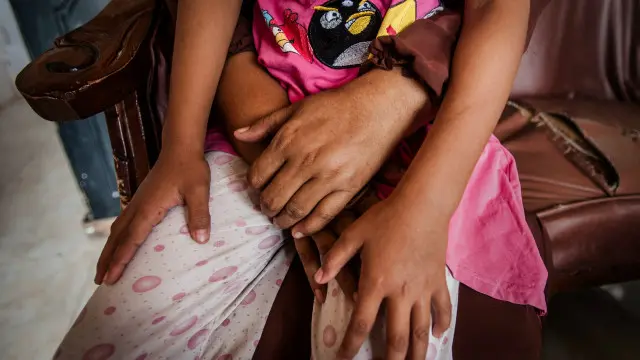 Foto yang diambil pada 24 April 2014 ini menunjukkan seorang anak perempuan usia 6 tahun asal Banda Aceh yang diduga menjadi korban kekerasan seksual. 