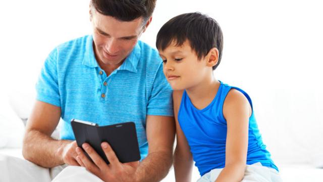 Apego De Smartphone, Niños Con Smartphone, Niños Con El Móvil
