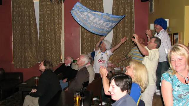 Посетители паба болеют за Портсмут