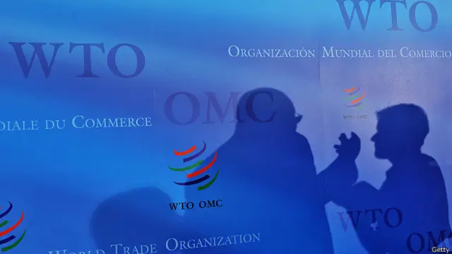 Тени спорящих на фоне логотипа ВТО