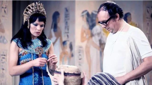 ماہرین کا کہنا ہے کہ کوبرا سانپ کو کسی چھوٹی سی ٹوکری میں بند کرنا ناممکن ہے