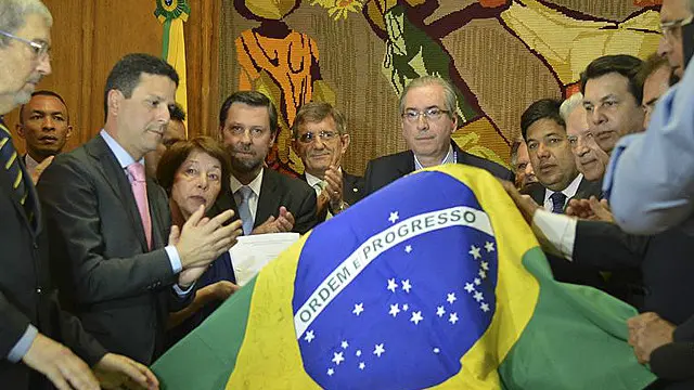 La oposición entrega el pedido de juicio político.