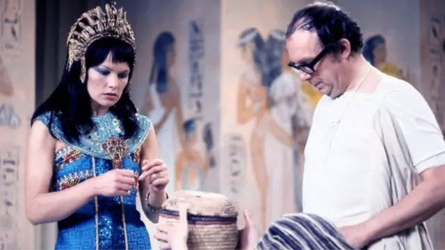 غليندا جاكسون وإريك موركامب: هل يمكن إخفاء ثعبان كوبرا بالفعل في سلة؟