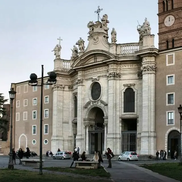 Domus Sessoriana é ex-convento que pertence à instituição de ensino católica; quartos podem custar 140 euros lá