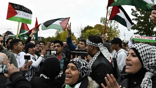 Kepada anggota OKI, Jokowi juga meminta agar semuanya turun tangan untuk memenuhi kebutuhan kemanusiaan yang mendesak di wilayah pendudukan.