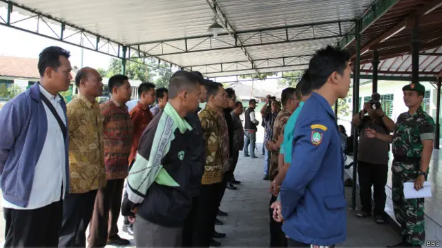 Para kader bela negara mendengarkan instruksi tentara dari Komando Distrik Militer 0735 Surakarta.