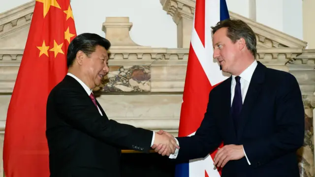 习近平与卡梅伦在联合记者会上握手