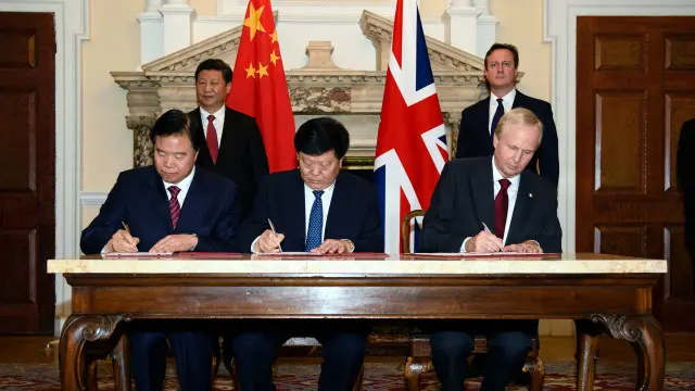 习近平在访英期间与卡梅伦一同出席了一个中英商业合作峰会，两人共同见证了一系列投资协议的签订