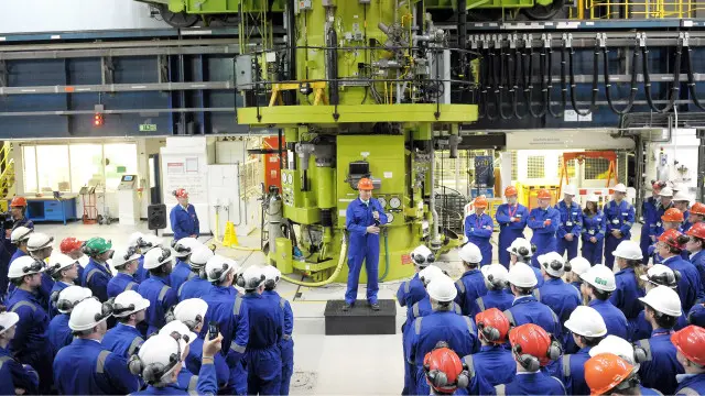 卡梅伦在欣克利角核电站与工人会面