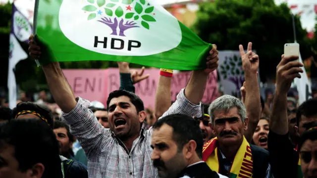 Artan şiddet olayları nedeniyle HDP yönetim kademesi 7 Haziran öncesindeki gibi kitlesel etkinliklerdense seçmenle bire bir çalışma yoluna gittiklerini aktarıyor.