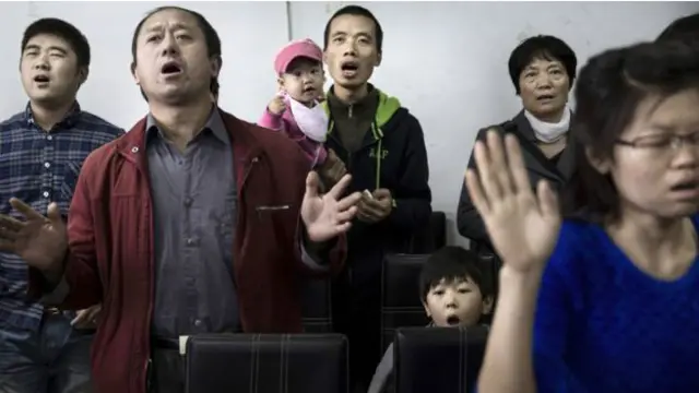 Qadağan edilmiş protestantlar ibadət mərasimində.