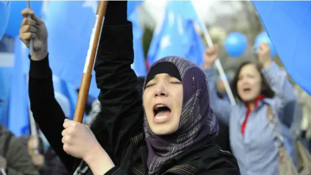 Avstrliya uyğur icmasının üzvləri Çinin Melburndakı konsulluğu qarşısında etiraz aksiyası keçirirlər.