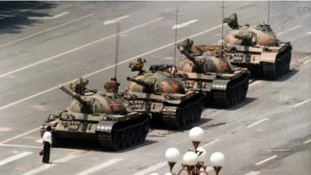 1989-cü ilin iyun ayı: Tək adam Tyananmen Meydandakı tankların qarşısını kəsib.