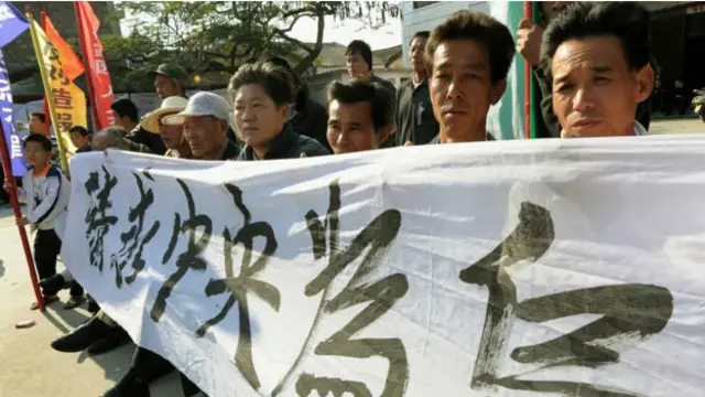 2011-ci ilin dekabr ayı: Guangdong vilayyətinin kəndliləri 19 dekabrda yerli liderin məhbəsdə ölməsilə bağlı etiraz aksiyası keçirirlər.