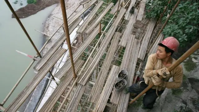 Un trabajador de la construcción en China