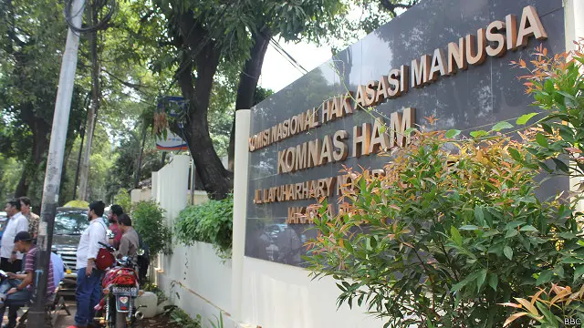 Komnas HAM diberi wewenang untuk menyelesaikan sejumlah kasus kekerasan di Papua yang diduga merupakan pelanggaran HAM berat.