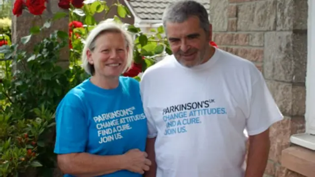 Joy Milne, escocesa que puede oler la enfermedad del Parkinson, con su marido Les