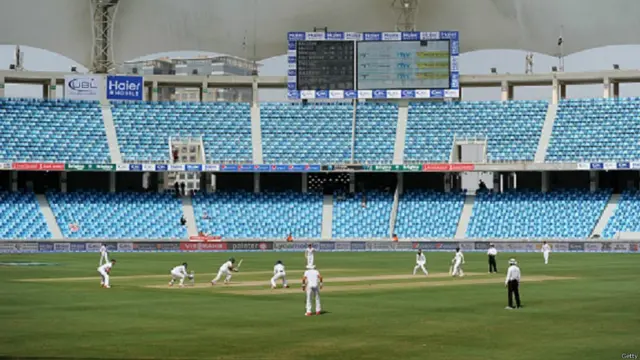 دوسرے ٹیسٹ میچ کے پہلے دن کے کھیل میں سٹیڈیم میں شائقین کی تعداد نہ ہونے کے برابر دکھائی دے رہی ہے۔