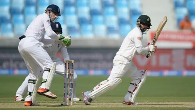 دبئی میں پاکستان اور انگلینڈ کے درمیان جاری دوسرے ٹیسٹ میچ کے پہلے دن کے کھیل میں محمد حفیظ نے سٹارٹ تو لیا لیکن زیادہ دیر وکٹ پر نہ ٹھہر سکے۔