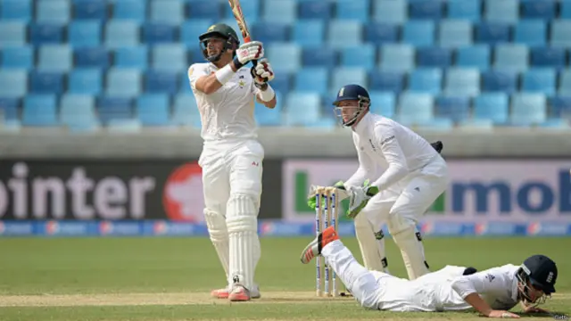 ابتدائی وکٹیں جلد گر جانے کے بعد پاکستانی ٹیم کے کپتان مصباح الحق اپنے مخصوص انداز میں وکٹ پر ڈٹ گئے۔ 