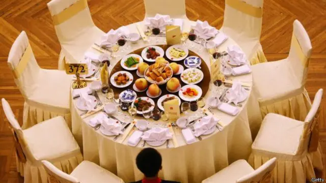 ګوند خپل غړي له ډېرو لګښتي مېلمستاوو راګرځولي