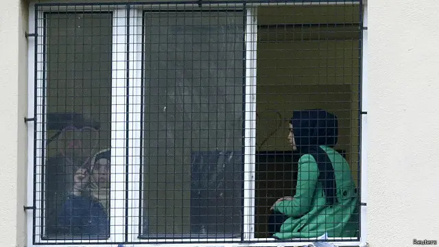 بتایا گیا ہے کہ چیک حکومت کی جانب سے زیِر حراست رکھے جانے والے تارکینِ وطن کو اپنے اہلِ خانہ سے رابطے کی اجازت نہیں