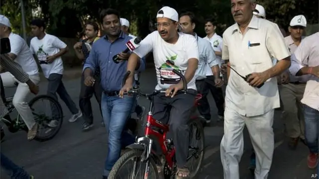 دہلی کے وزیرِ اعلی اروند کیجری والے نے سائیکل سواروں کے ایک گروہ کی قیادت کرتے ہوئے نقل و حمل کے متبادل ذرائع کو فروغ دیا
