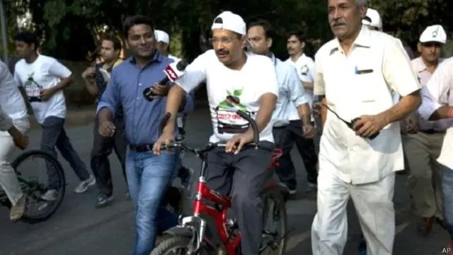 नो कार डे पर साइकिल रैली में दिल्ली के मुख्यमंत्री अरविंद केजरीवाल.