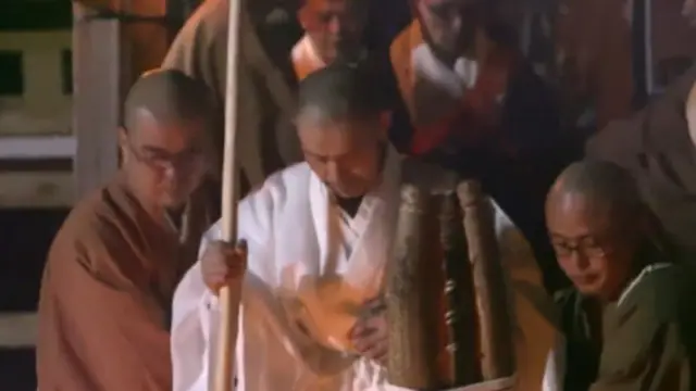 کاماہوری آٹھ برس کے عرصے میں پہلے اور 1945 کے بعد سے 13ویں ایسے شخص ہیں جنھوں نے یہ رسم مکمل کی ہے